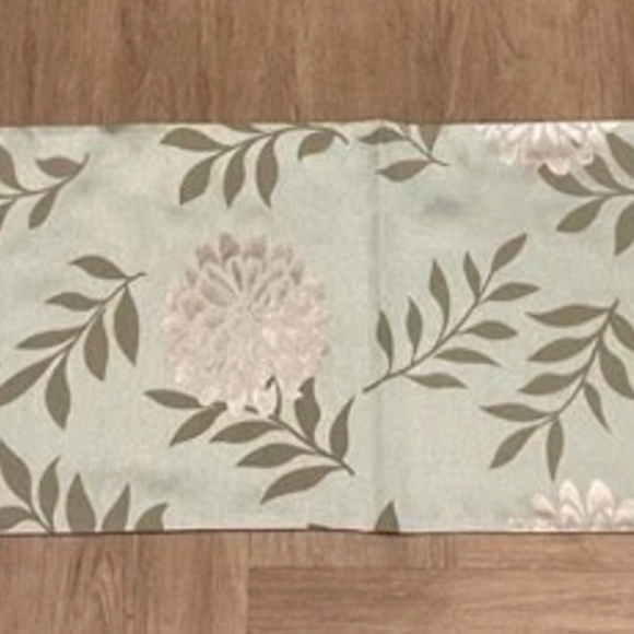 Table Runner - Picture 8 of 8